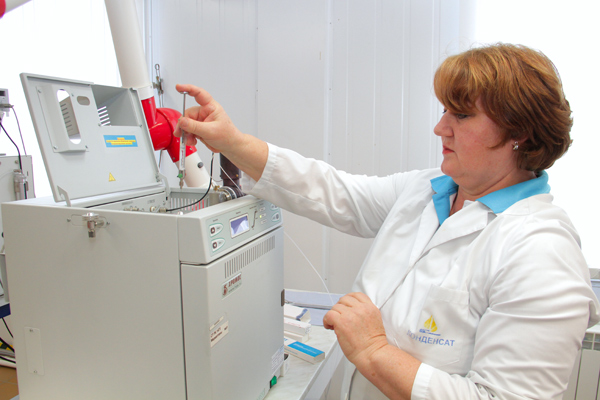 Старший лаборант 5 разряда Каламина Татьяна Ивановна проводит испытание по определению сероводорода, метил- и этилмеркаптанов в нефти хроматографическим методом