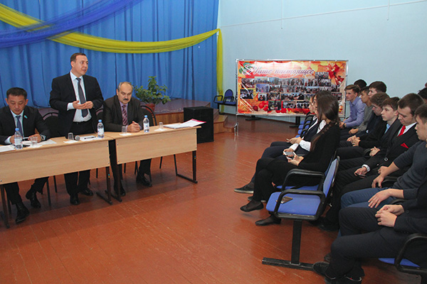 Депутат областного маслихата Ф.Н.Бахтиозин на встрече с учениками СОШ №7. Ноябрь 2017 г.