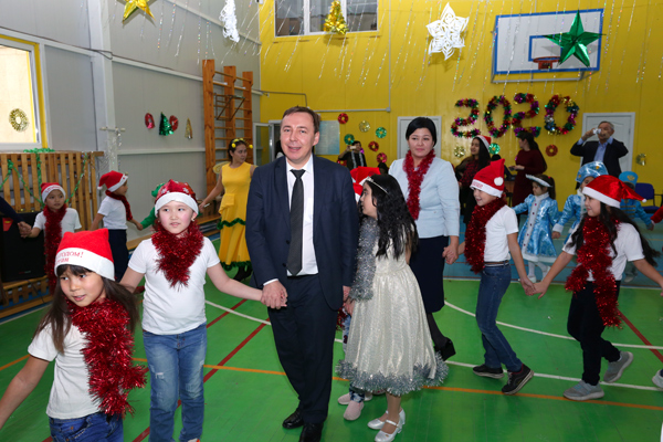 Ф.Н.Бахтиозин - член Совета директоров АО ''Конденсат'', депутат областного маслихата поздравляет с Новым годом детей из подшефной СОШ 43
