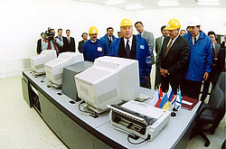 Н.А.Назарбаев у центрального пульта управления заводом. Сентябрь 1997г.